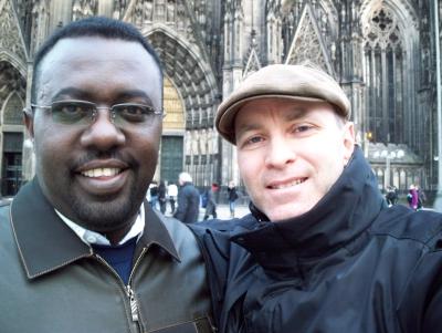 Mit Mohamed Amiin Sheikh Adow (dem somalischen Star-Journalisten) vor dem Kölner Dom